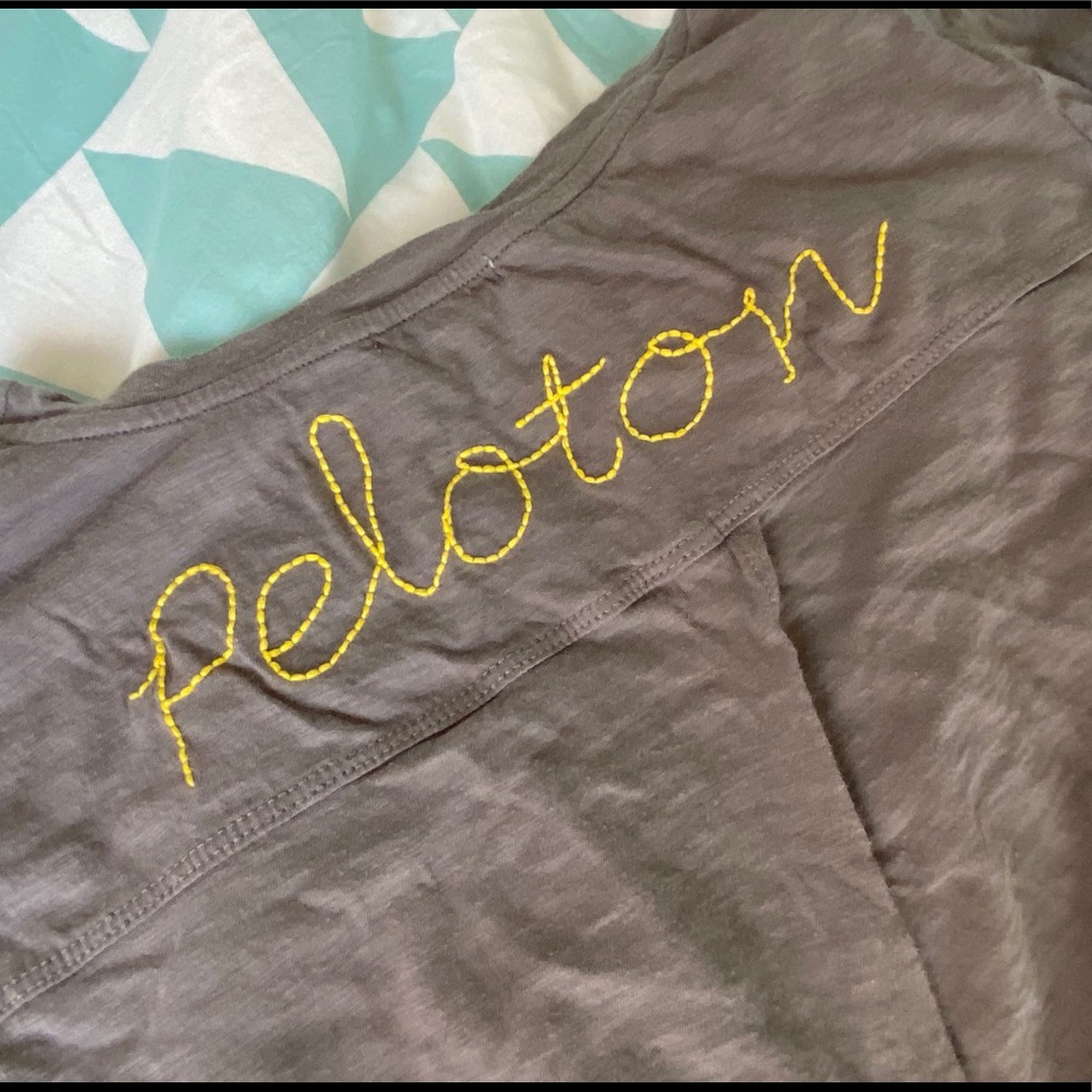 Gray Peloton top with yellow stitch logo M tie